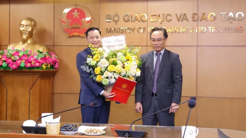 GS.TS Nguyễn Tiến Thảo (bên trái) nhận quyết định bổ nhiệm Vụ trưởng Vụ Giáo dục đại học (Ảnh: Giáo dục thời đại)