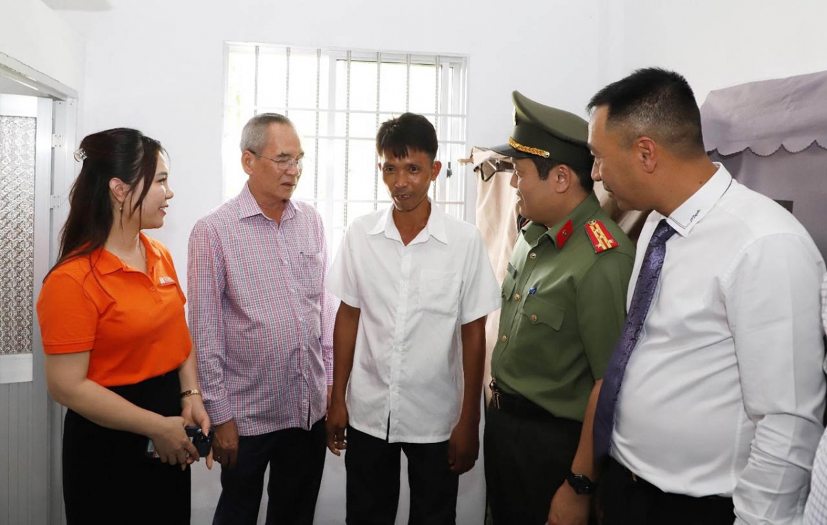  Lãnh đạo Bộ Công an, lãnh đạo tỉnh Bạc Liêu cùng đại diện Ngân hàng SHB thăm hỏi, trao nhà cho các hộ gia đình.