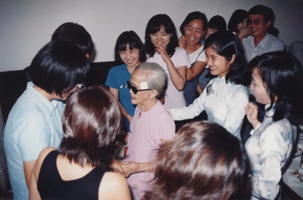 Sinh viên Đại học Risumeikan (Nhật Bản) giao lưu với má Sáu (ngày 06/9/1998). Ảnh Bảo tàng Chứng tích Chiến tranh.