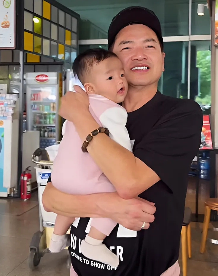 Nghệ sĩ Quang Minh sum họp bạn gái kém 37 tuổi và con trai cưng, sau hơn một tháng về Mỹ thăm người thân, bạn bè. Quang Minh cho biết anh về Mỹ từ cuối tháng 2 và trở lại TP HCM hôm 3/4. Nghệ sĩ rất mừng khi gặp lại con trai cưng hơn 4 tháng tuổi - bé Dustin, và bạn gái Tăng Khánh Chi.