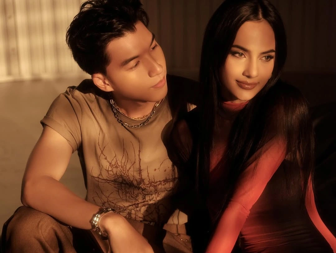 MV "Nước mắt cá sấu" của HIEUTHUHAI đã thu hút sự chú ý lớn từ khán giả ngay sau khi ra mắt. Sau gần 2 ngày công chiếu, MV của HIEUTHUHAI lọt Top 1 Trending YouTube Việt Nam. Hiện tại, "Nước mắt cá sấu" đạt hơn 4 triệu lượt xem trên YouTube. Một trong những điểm thu hút của MV là sự xuất hiện của nữ chính Emma Lê với vẻ đẹp lai Tây quyến rũ.