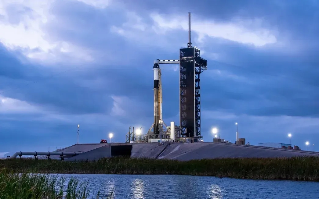 Tên lửa SpaceX Falcon 9 và tàu vũ trụ Dragon nằm trên bệ phóng ở Florida trước nỗ lực phóng sứ mệnh Fram2. Ảnh: SpaceX