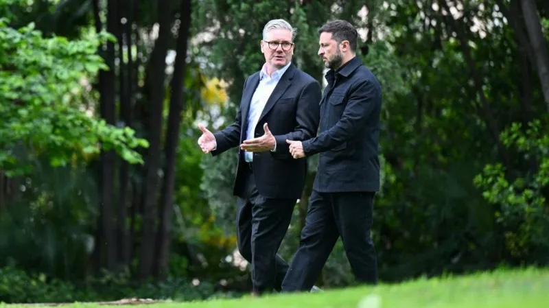 Thủ tướng Anh Keir Starmer và Tổng thống Ukraine Volodymyr Zelensky gặp tại Vatican. Ảnh: Reuters