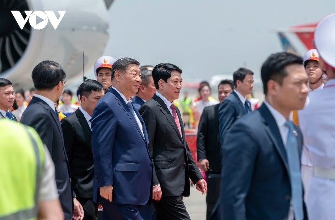 State President Luong Cuong welcomes General Secretary and President of China Xi Jinping at Noi Bai Airport.