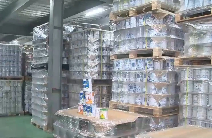 Triệt phá đường dây sản xuất, buôn bán, tiêu thụ sữa bột giả với gần 600 chủng loại. Ảnh: VTV