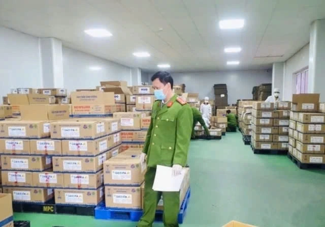 Cơ quan điều tra khám xét các lô hàng sữa giả.