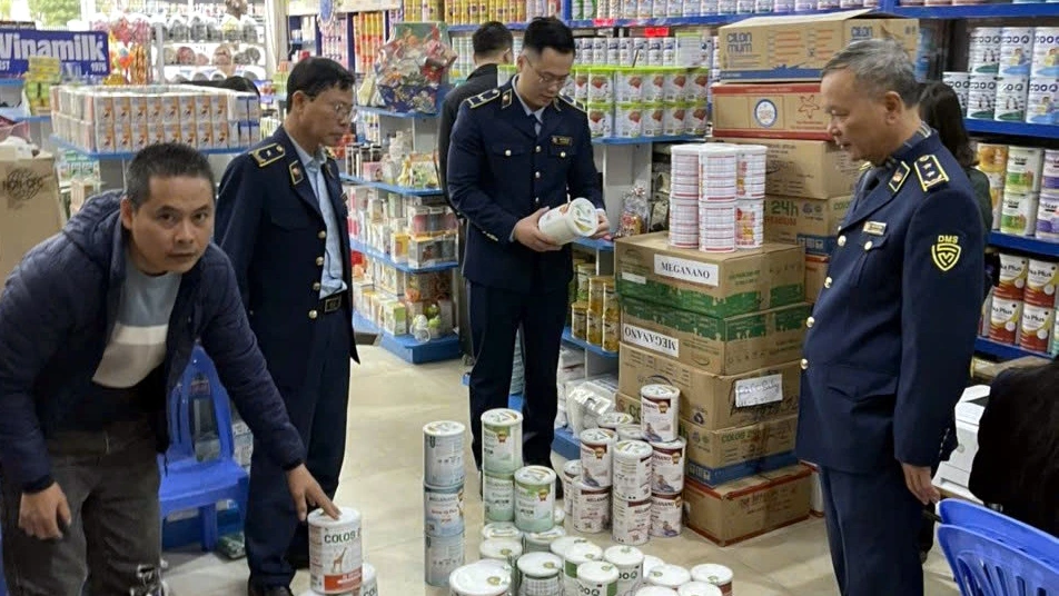 Bộ Công Thương cũng không được thực hiện thanh tra chuyên ngành, kiểm tra định kỳ hay hậu kiểm đối với hoạt động sản xuất và cung ứng sữa của 2 doanh nghiệp vi phạm