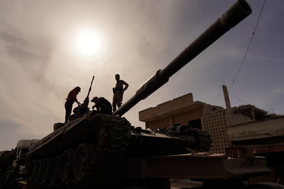 Binh sĩ Syria trên xe tăng tiến về biên giới Syria - Lebanon, ngày 17/3/2025. Ảnh: Reuters