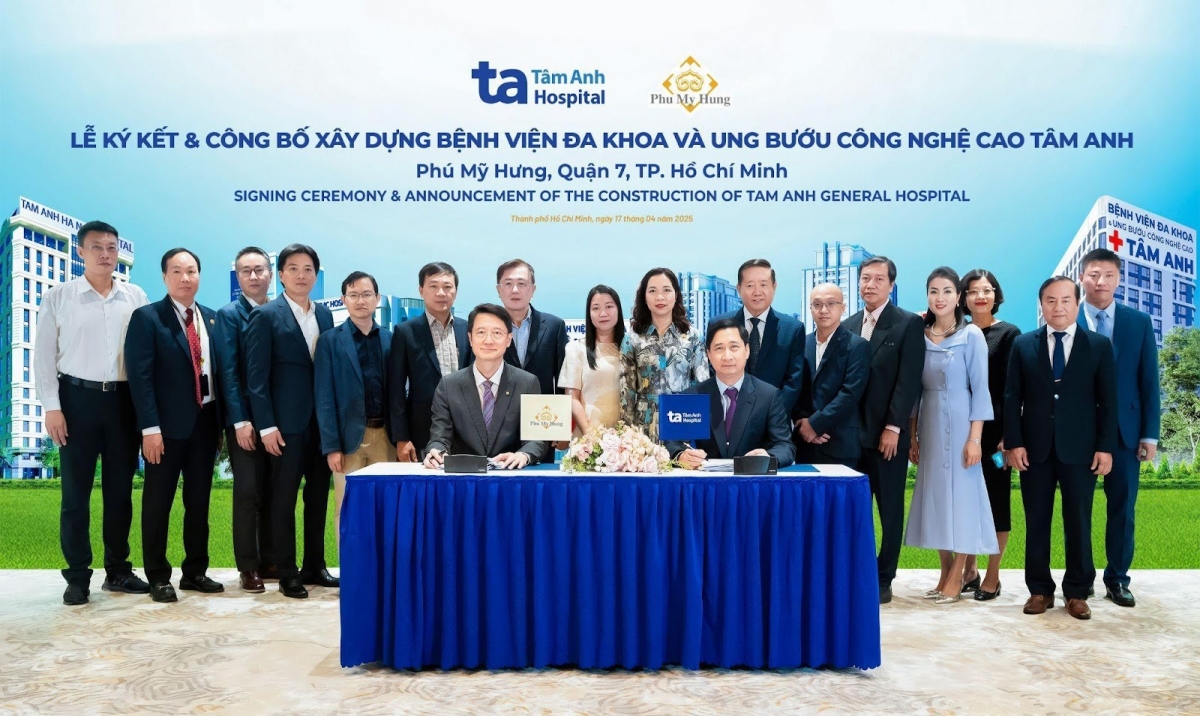 Ông Ngô Chí Dũng, Chủ tịch Hội đồng quản trị kiêm Tổng giám đốc Hệ thống Bệnh viện Đa khoa Tâm Anh (phải) và ông Gary Tseng - Tổng giám đốc Công ty Phú Mỹ Hưng cùng ký kết biên bản hợp tác.