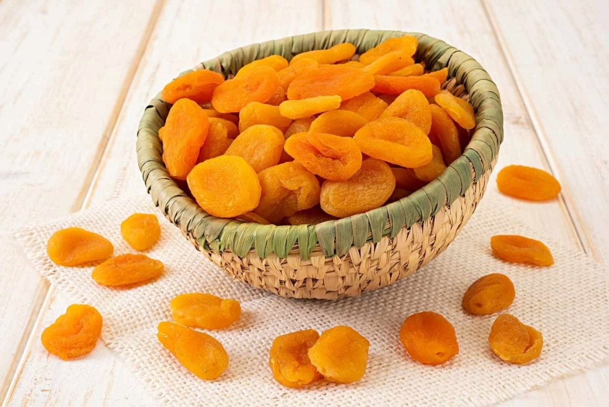 Sử dụng mơ khô đúng cách đem lại lợi ích bất ngờ cho sức khỏe tim mạch. Ảnh: Health.com