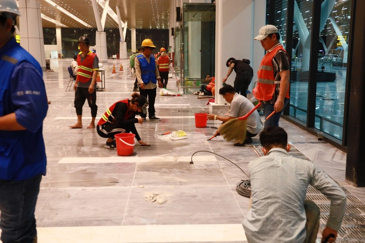 Around 200 workers are working daily to clean the main lobby, lounges, and other areas, according to the Airports Corporation of Vietnam (ACV).