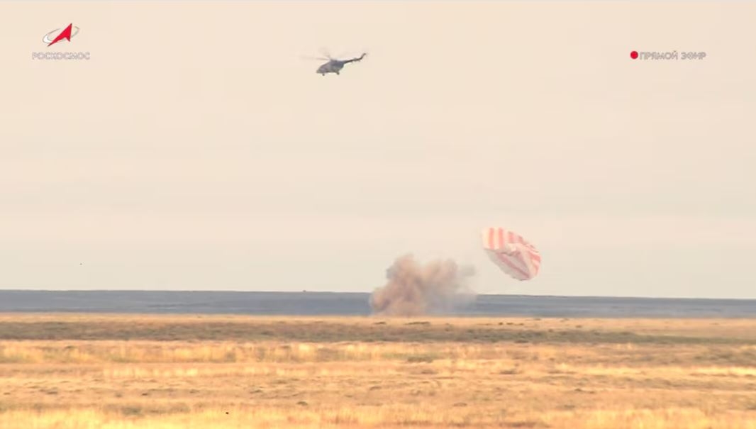 Tàu vũ trụ Soyuz MS-26 trở về Trái đất. Ảnh: Reuters