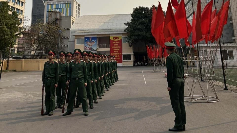 Đại úy Lam lại quan sát nhắc nhở những đồng chí làm động tác chưa chuẩn.