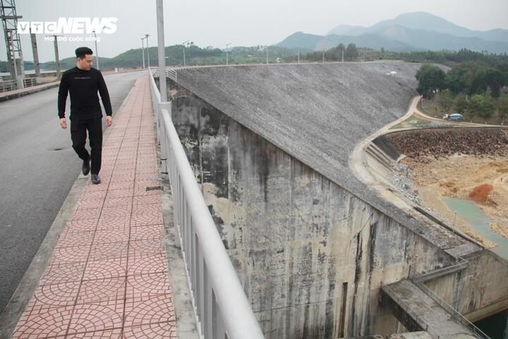 Du khách tham quan đập hồ thủy điện Thác Bà lo lắng khi lan can an toàn quá thấp, trong khi bên dưới là hố sâu hun hút.