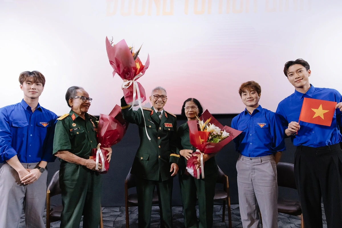 Top 30 đã vinh dự tham dự buổi giao lưu truyền lửa với các cựu chiến binh trong khuôn khổ dự án “Những bước chân Việt Nam”