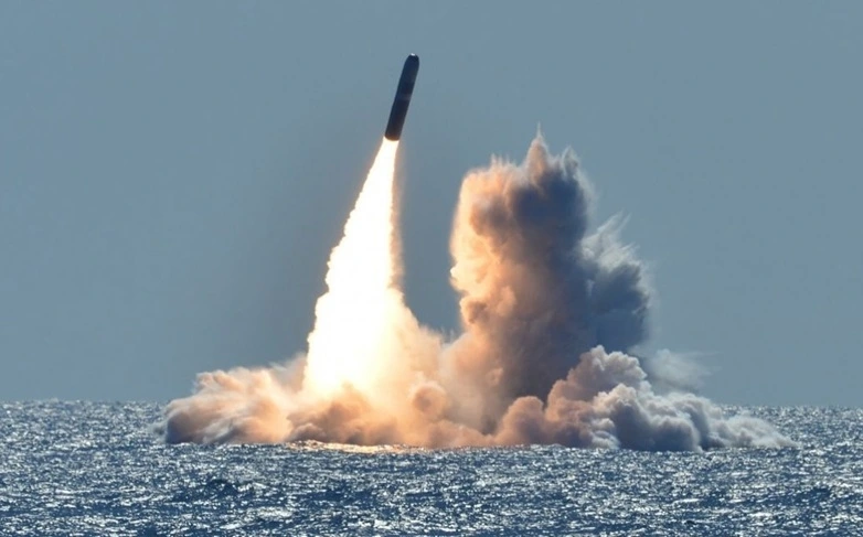 Trident II D5 (hay còn gọi là UGM-133A) là tên lửa đạn đạo phóng từ tàu ngầm do tập đoàn Lockheed Martin nghiên cứu và phát triển từ năm 1983. Ảnh: Defence Express
