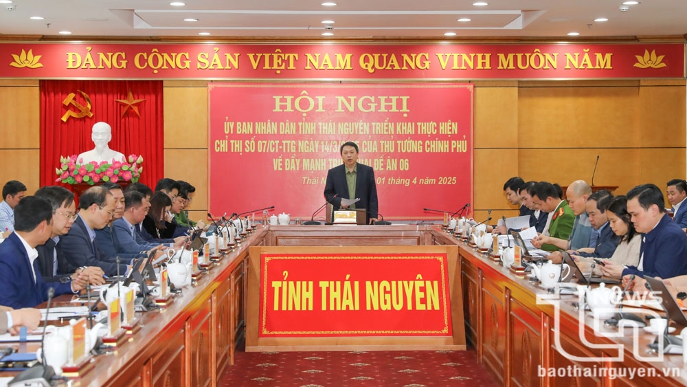 Chủ tịch UBND tỉnh Thái Nguyên Nguyễn Huy Dũng chủ trì Hội nghị. (Ảnh Báo Thái Nguyên)