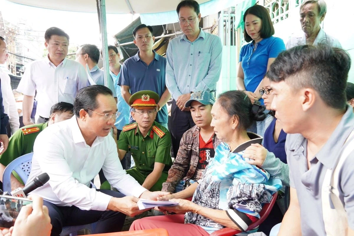 Chủ tịch UBND TP.HCM Nguyễn Văn Được động viên, trao tiền hỗ trợ gia đình nạn nhân
