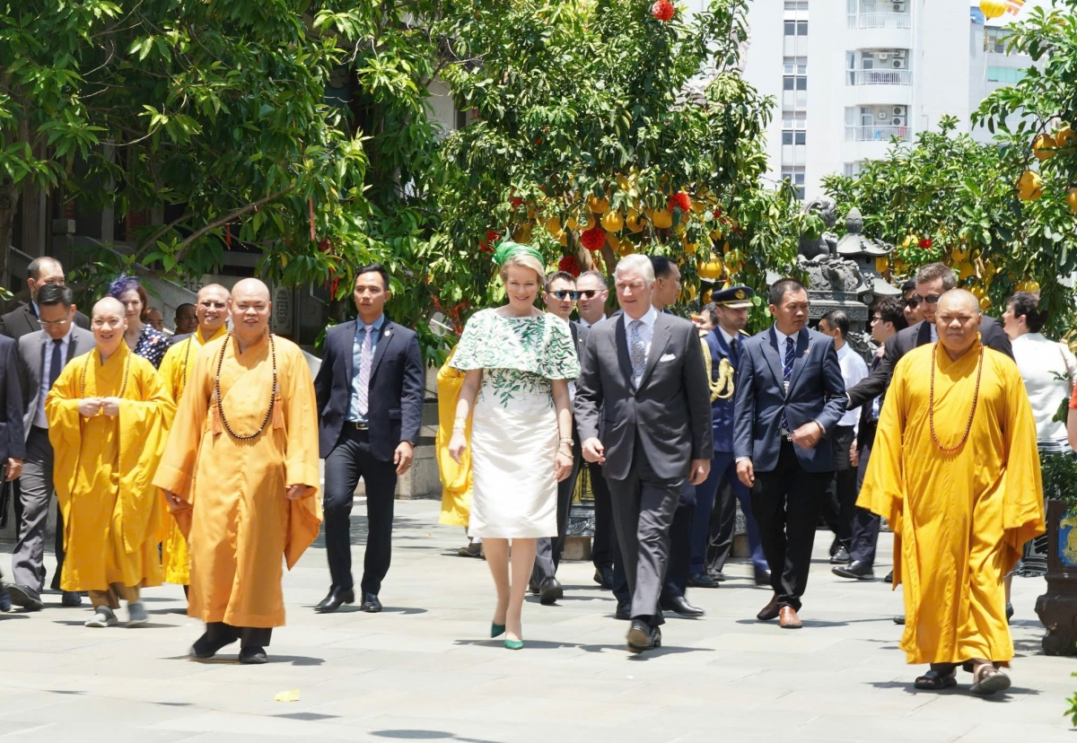 Nhà vua Bỉ Philippe và Hoàng hậu Mathilde tìm hiểu về lịch sử hình thành và phát triển chùa Vĩnh Nghiêm và văn hóa Phật giáo Việt Nam.