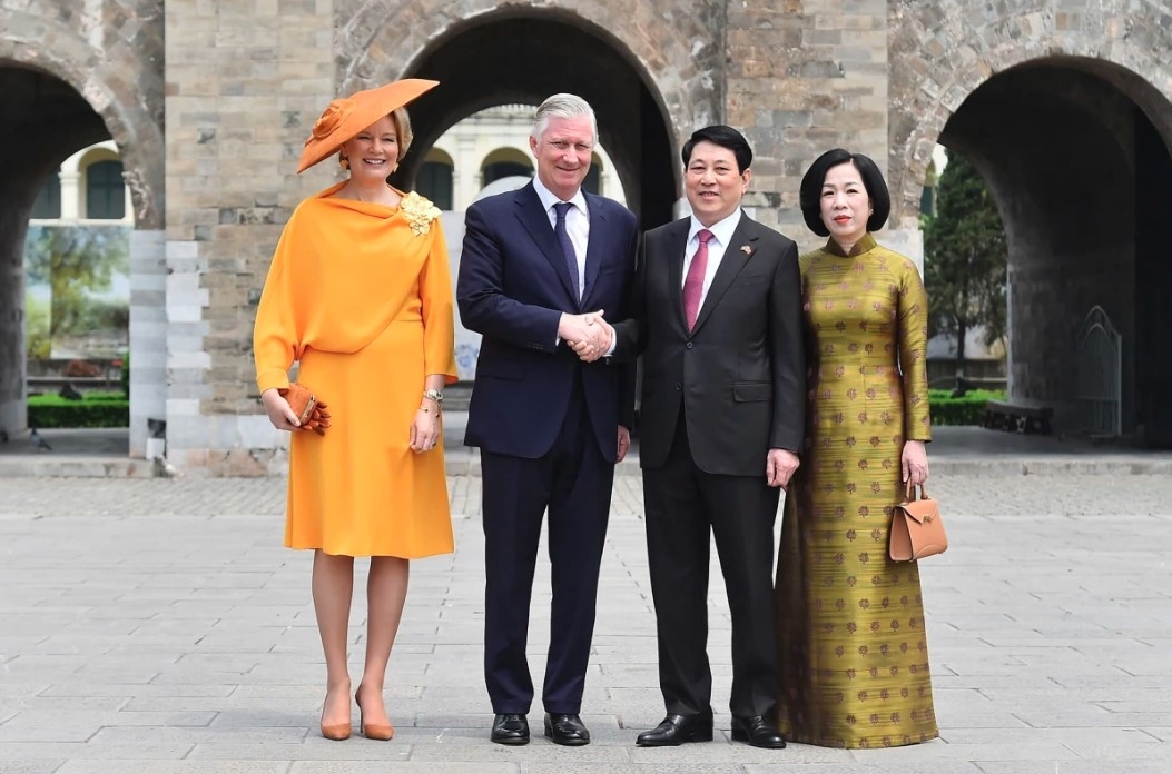 The two leaders and their spouses visit the Imperial Citadel of Thang Long following a welcome ceremony hosted by State President Luong Cuong on the morning of April 1.