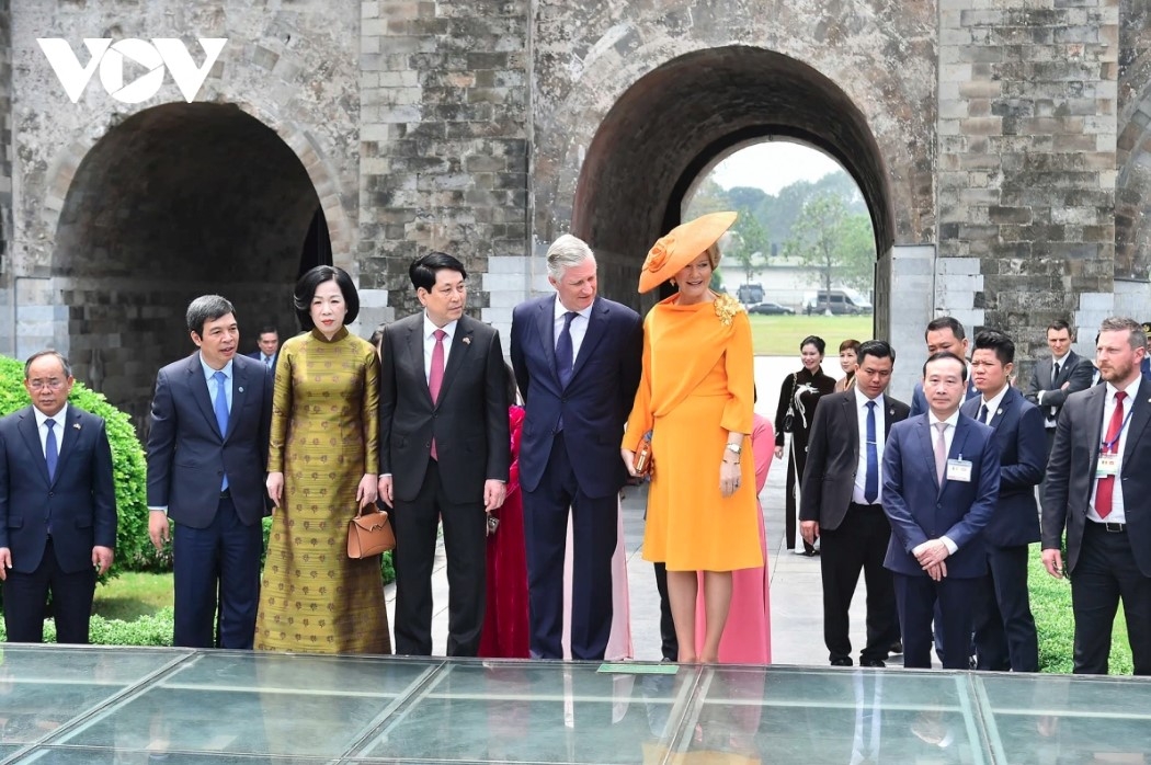 The distinguished guests walk through the Doan Mon gate (main gate) to visit the archaeological excavation site and stairways railed with stone dragons at the Kinh Thien Palace.