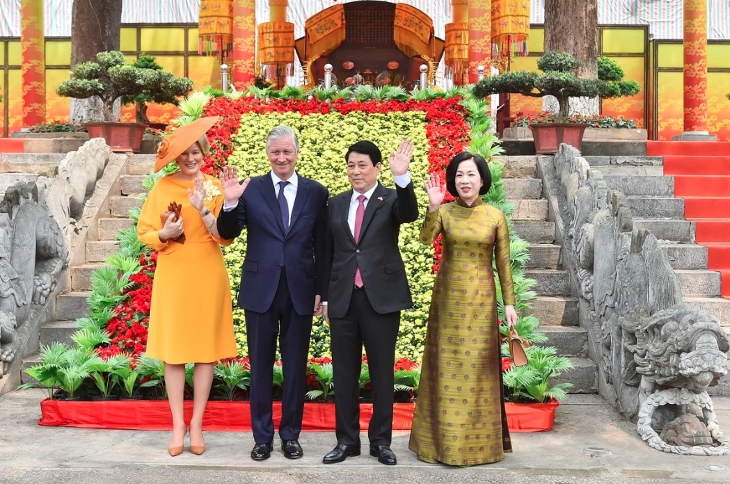The two leaders and their spouses pose for a group photo at the Kinh Thien Palace, which preserve numerous historical traces of the imperial citadel across different eras.