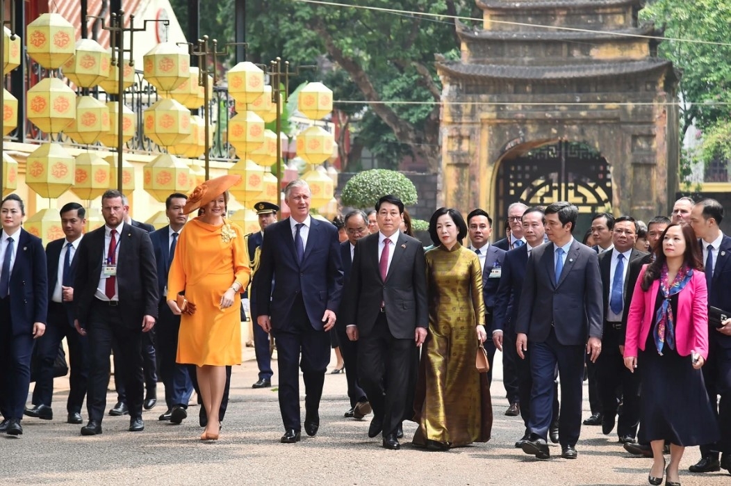 The Belgian King and Queen express their impression of the profound cultural and historical value of the Thang Long Imperial Citadel.