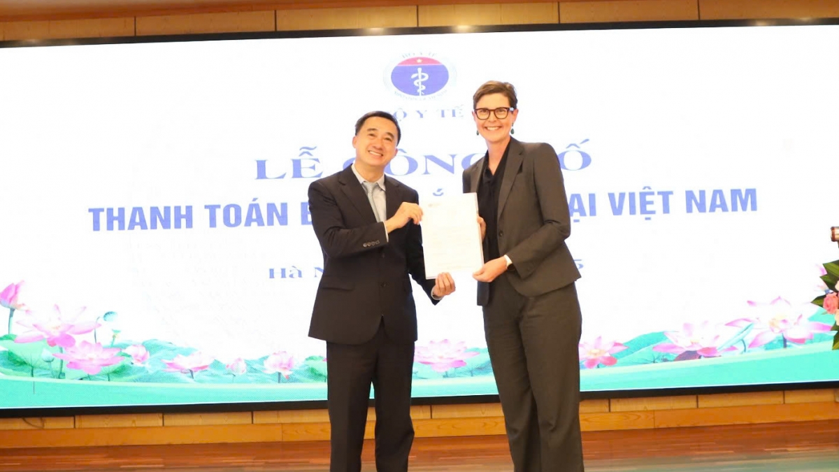 Tiến sĩ Angela Pratt, Trưởng đại diện tổ chức WHO tại Việt Nam trao quyết định công bố thanh toán bệnh mắt hột tại Việt Nam cho Thứ trưởng Bộ Y tế Trần Văn Thuấn