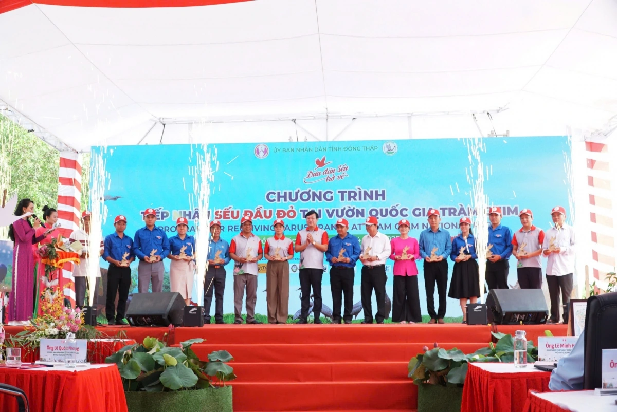 Thành lập Đội Tuyên truyền Bảo vệ sếu đầu đỏ và các loài chim hoang dã tại Vườn Quốc gia Tràm