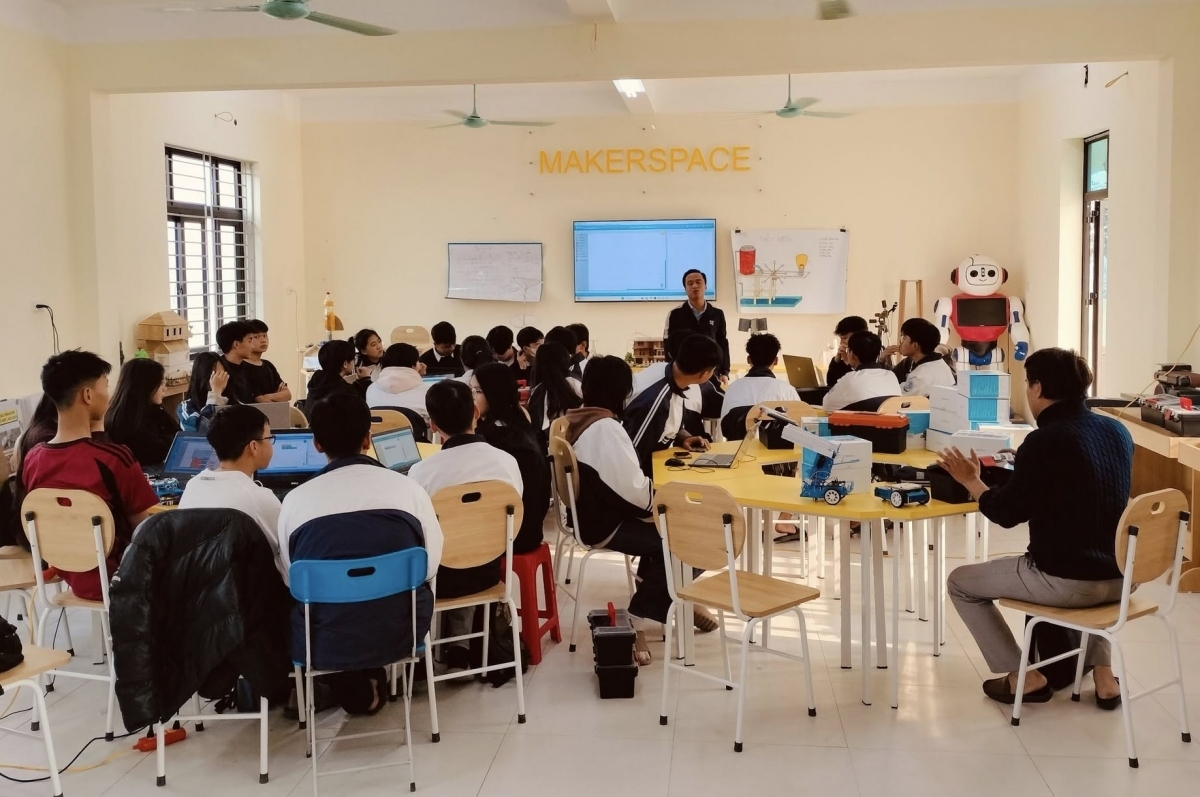 Một giờ học STEAM của học sinh trường THPT Đức Hợp (Ảnh: NVCC)