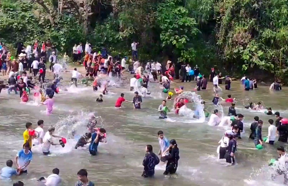Không kể già, trẻ, gái, trai khi đến với lễ hội du khách sẽ được đắm mình trong dòng suối mát lành vui hội té nước