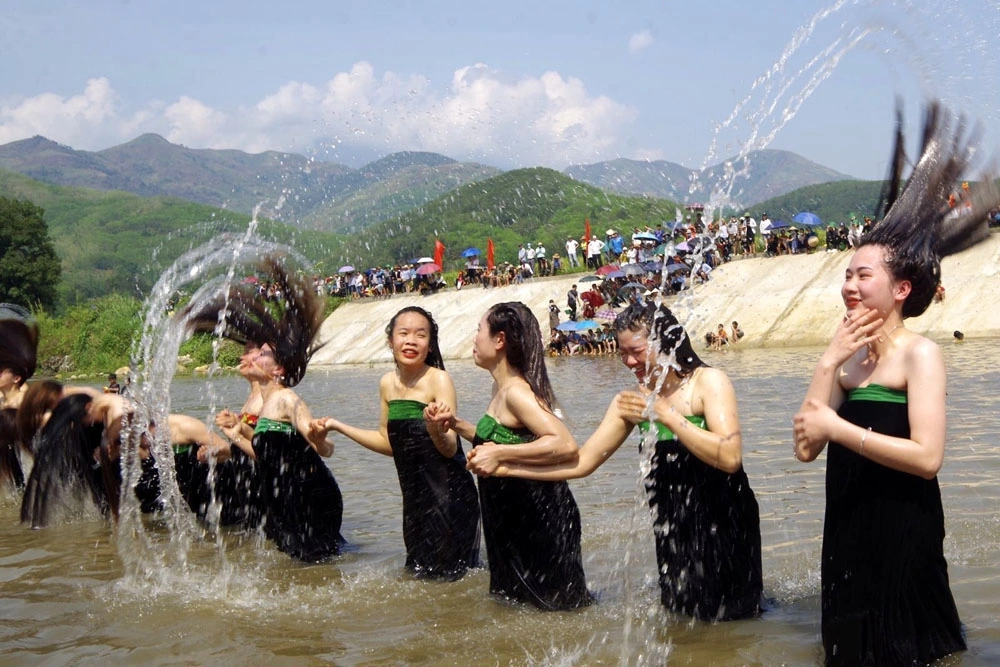 Nghi lễ Áp Hô Pang (gội đầu) của đồng bào Thái cũng được các thiếu nữ tái hiện bên dòng Nậm Lùm