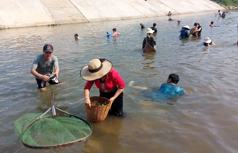 Nhiều hoạt động sông nước của đồng bào Thái được tái hiện tại lễ hội