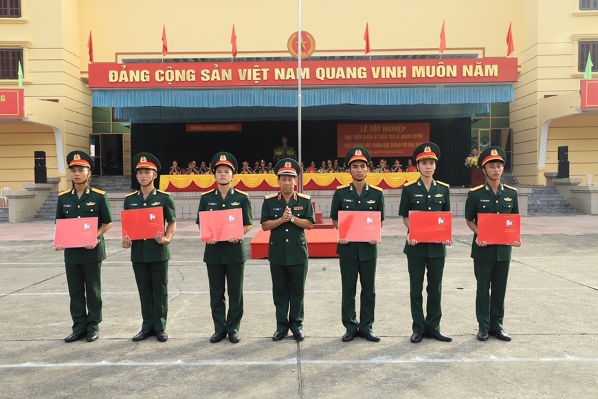 Thiếu tướng Lê Văn Duy, Chính ủy Trường Sĩ quan Lục quân 1 trao đại diện bằng tốt nghiệp cho học viên khóa 87.