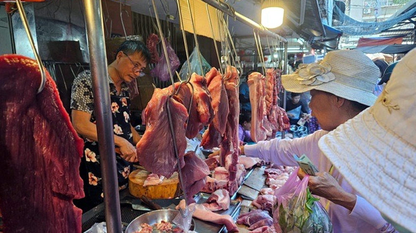 Giá thành chăn nuôi cao khiến giá thịt lẻ đắt đỏ - Ảnh: Chí Nhân
