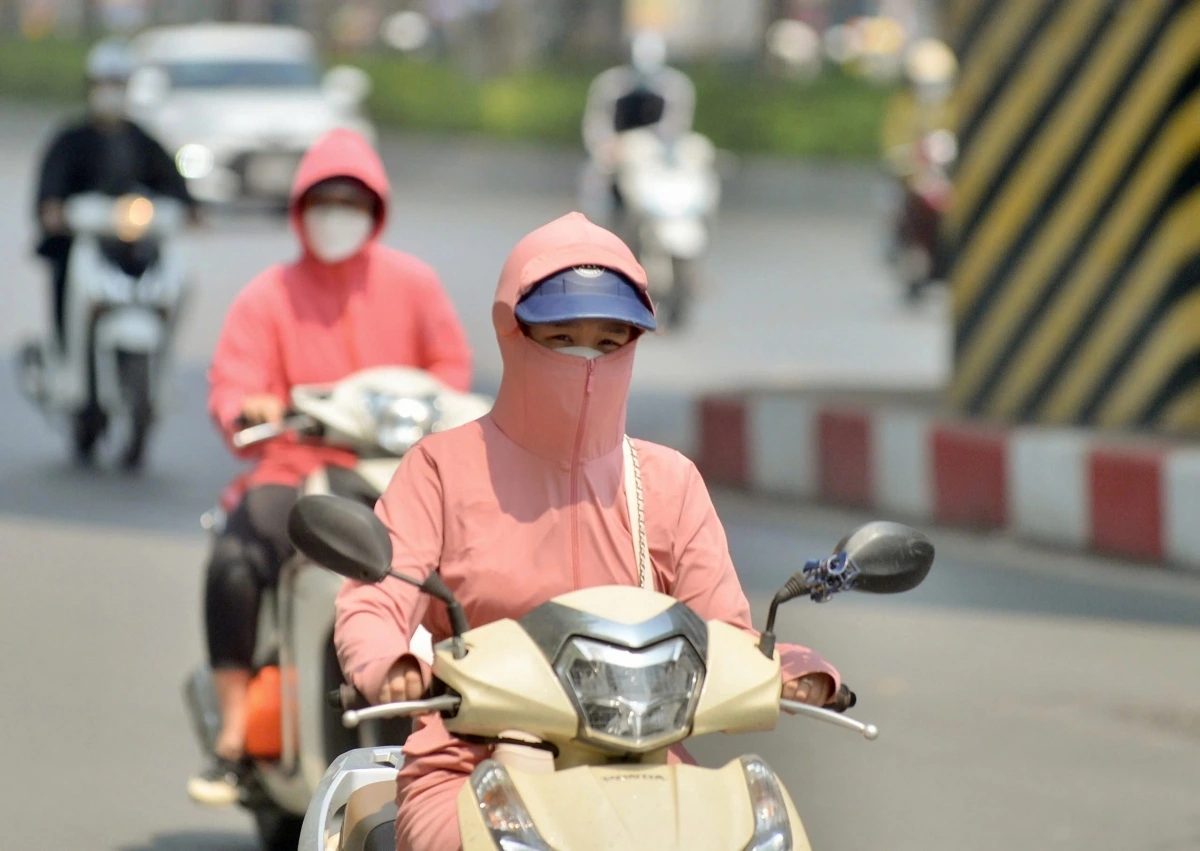 Bắc Bộ ngày nắng, chiều tối có mưa rào và dông