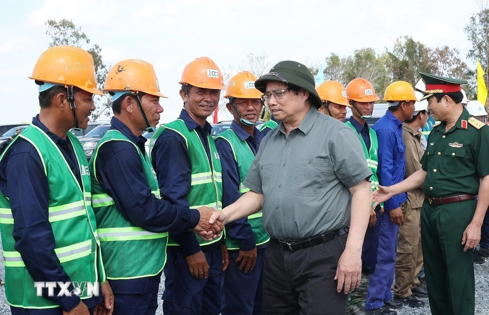 Thủ tướng thăm hỏi, động viên cán bộ, kỹ sư đang thi công dự án Cao tốc Cần Thơ-Cà Mau. (Ảnh: TTXVN)