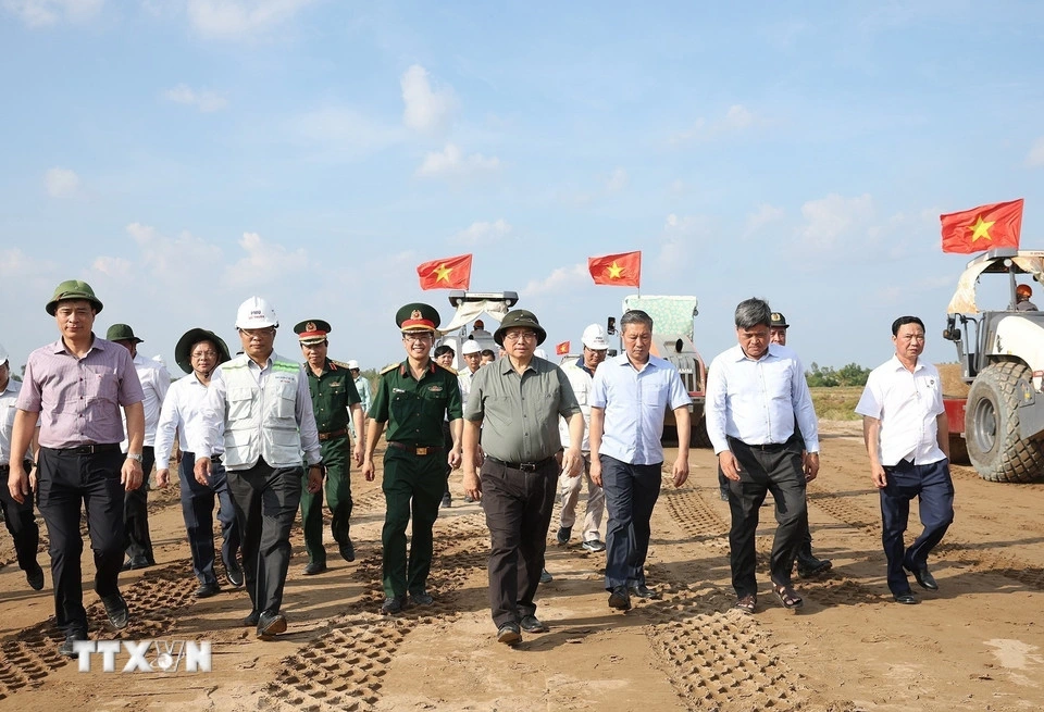 Thủ tướng kiểm tra dự án Cao tốc Cần Thơ-Cà Mau. (Ảnh: TTXVN)