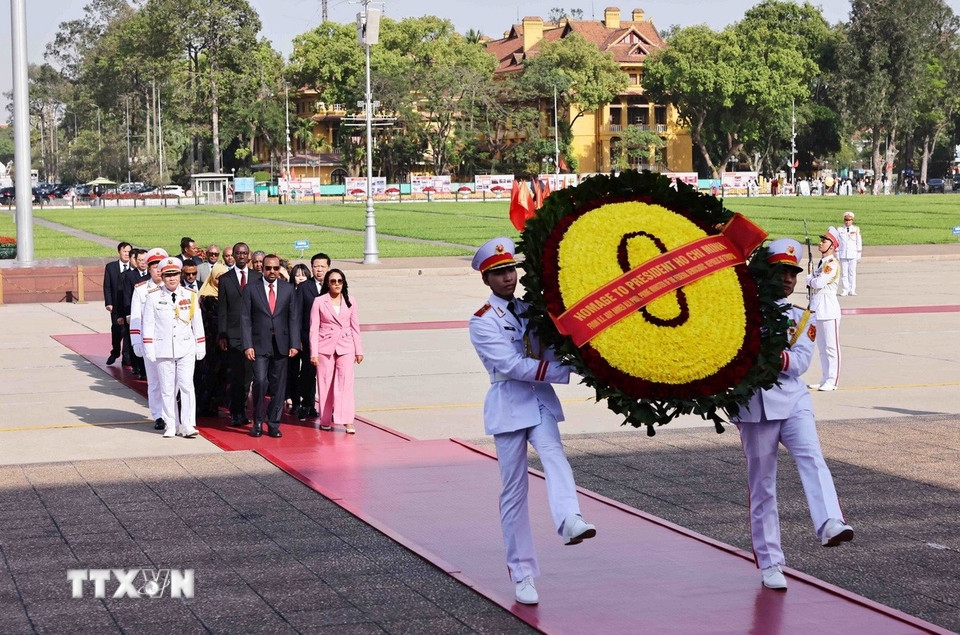 Chiều 15/4, Thủ tướng Ethiopia Abiy Ahmed Ali cùng Phu nhân đã đến đặt vòng hoa tại Đài tưởng niệm các Anh hùng liệt sĩ trên đường Bắc Sơn và vào Lăng viếng Chủ tịch Hồ Chí Minh. (Ảnh: TTXVN)