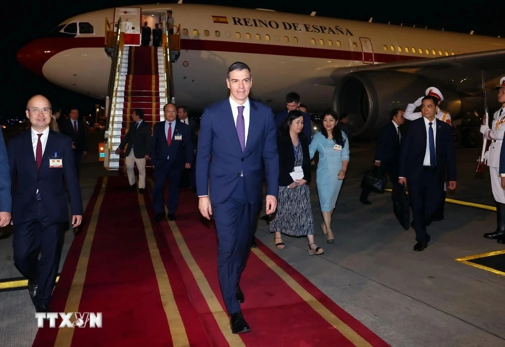 Tối 8/4, Thủ tướng Tây Ban Nha Pedro Sánchez đến Hà Nội, bắt đầu thăm chính thức Việt Nam theo lời mời của Thủ tướng Chính phủ Phạm Minh Chính. Đây là lần đầu tiên Thủ tướng Tây Ban Nha thăm chính thức Việt Nam kể từ khi hai nước thiết lập quan hệ ngoại giao năm 1977.