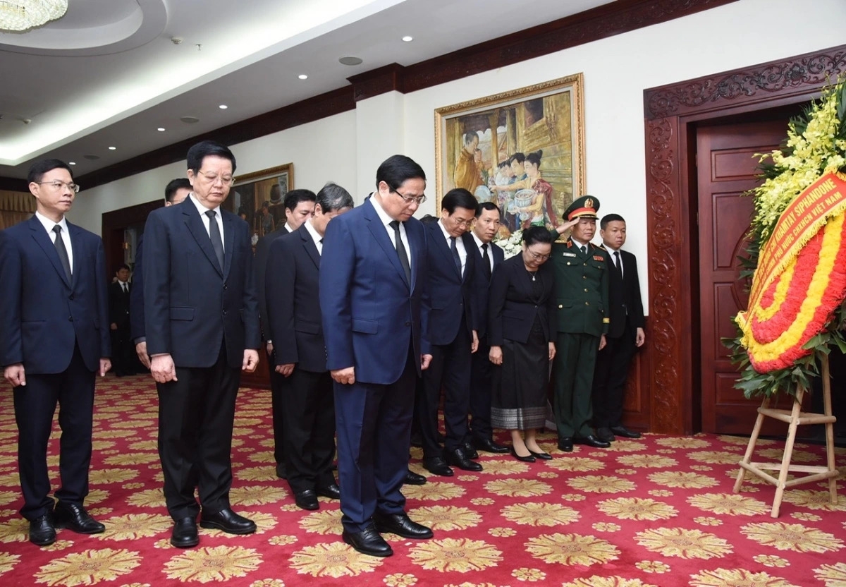 Thủ tướng Phạm Minh Chính viếng nguyên Chủ tịch Đảng, nguyên Chủ tịch nước Lào Khamtay Siphandone tại Đại sứ quán Lào ở Hà Nội
