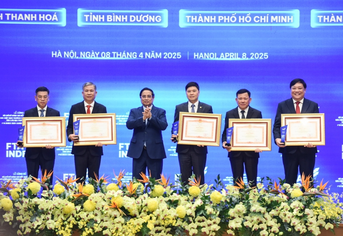 Thủ tướng trao bằng khen cho 05 tỉnh, thành phố đã có thành tích trong việc đánh giá kết quả thực hiện các Hiệp định thương mại tự do (FTA Index) năm 2024.