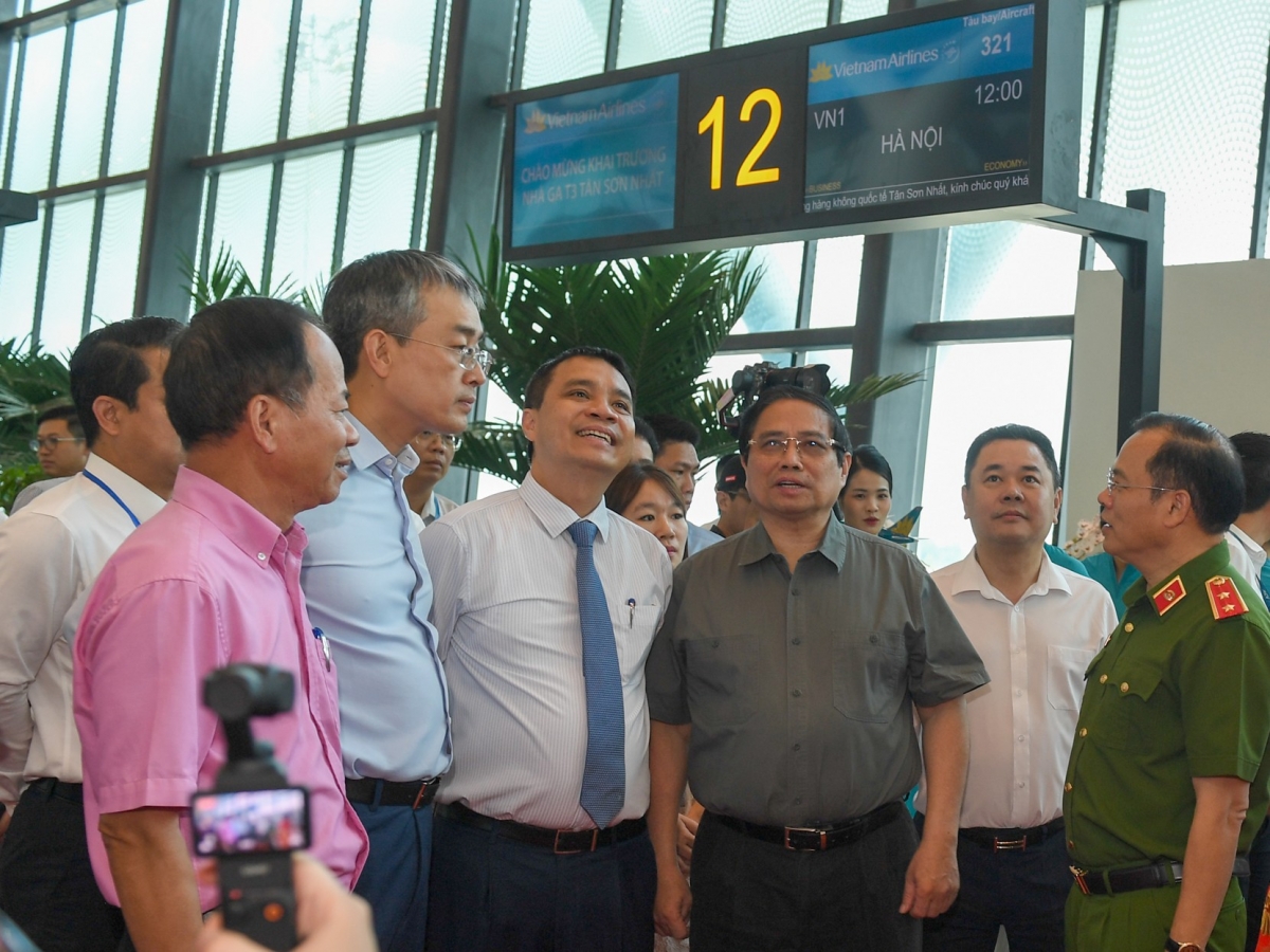 Thủ tướng khẳng định, việc khánh thành và khởi công các công trình hôm nay có ý nghĩa đặc biệt quan trọng trên nhiều khía cạnh về cả kinh tế, chính trị, xã hội, an ninh - quốc phòng và hội nhập quốc tế.
