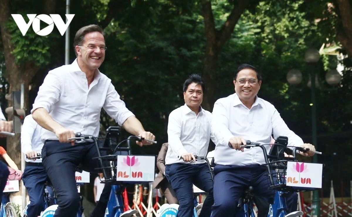 Thủ tướng Phạm Minh Chính cùng Thủ tướng Hà Lan Mark Rutte đạp xe trên đường phố Hà Nội tháng 11/2023 (Ảnh: Trọng Phú)