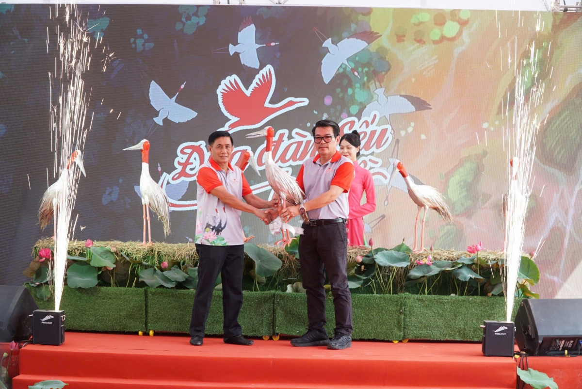 Thực hiện nghi thức tiếp nhận sếu đầu đỏ