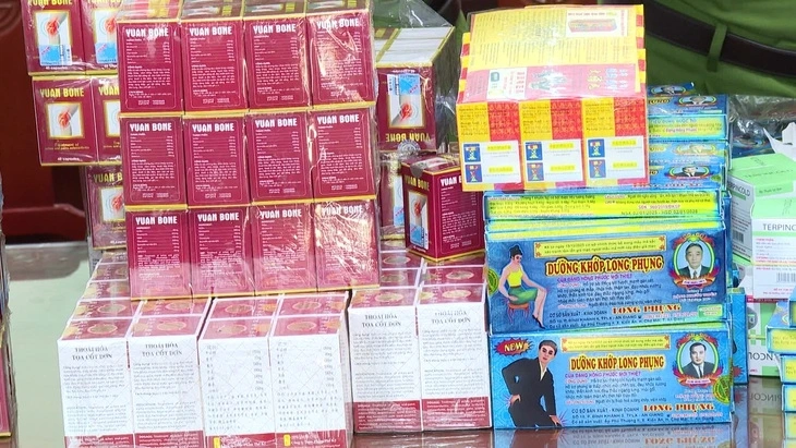 Trong số 21 sản phẩm bị công an tỉnh Thanh Hóa thu giữ khi triệt phá đường dây sản xuất, buôn bán thuốc tân dược giả, có 04 loại được xác định là giả mạo thuốc đã được Bộ Y tế cấp phép lưu hành.