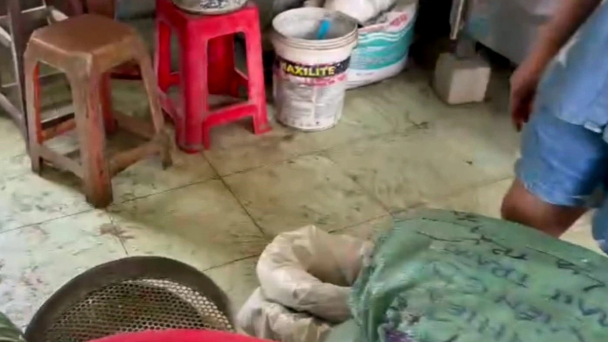 Nền nhà trong cơ sở sản xuất bẩn thỉu, đen kịt (Ảnh: CACC)