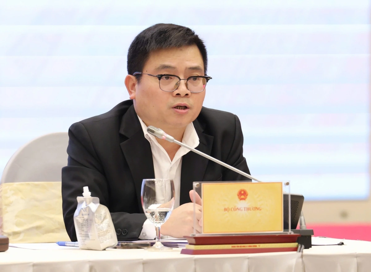 Thứ trưởng Bộ Công Thương Trương Thanh Hoài trả lời tại cuộc họp báo. (Ảnh: Quang Phúc)