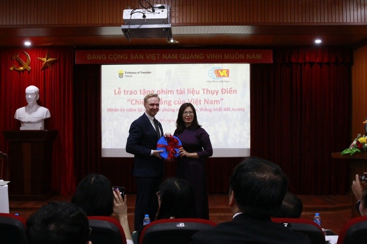 Ông Oscar Staffas Edström - trưởng bộ phận thương mại và xúc tiến Đại sứ quán Thụy Điển tại Việt Nam - trao tặng phim cho bà Lê Thị Hà - Viện trưởng Viện Phim Việt Nam. Nguồn: Đại sứ quán Thụy Điển tại Việt Nam