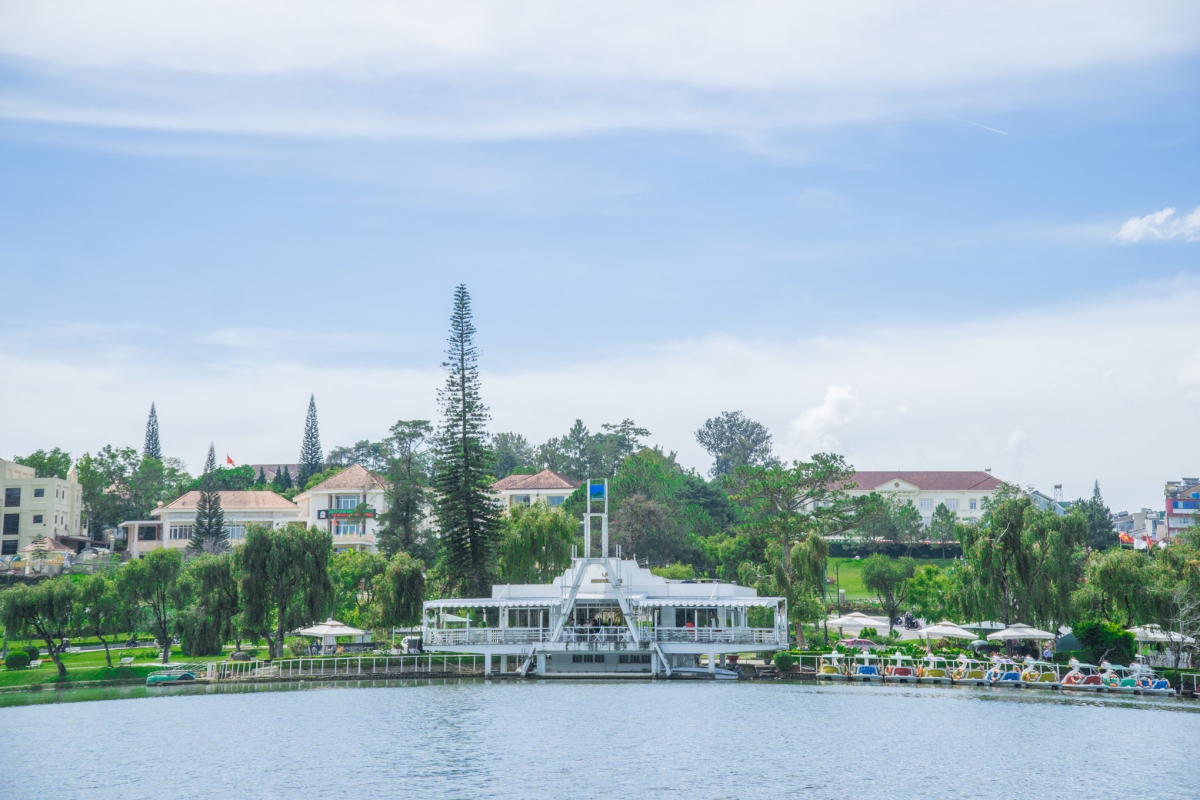 Nhà hàng &amp; Cafe Thủy Tạ bên bờ hồ Xuân Hương